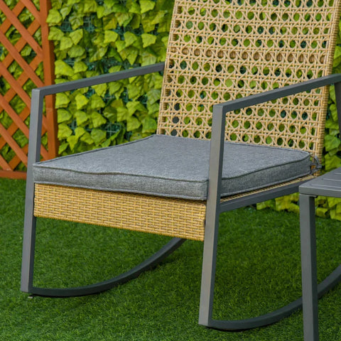 Rootz Rattan-Schaukelstuhl – 3-teiliges Bistro-Set – 2 Stühle, 1 Tisch mit Kissen – Gartenterrassen – Terrassenmöbel für den Außenbereich – Natur + Grau – 63 L x 84 B x 92 H cm