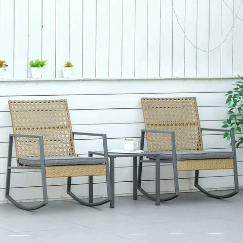 Rootz Rattan-Schaukelstuhl – 3-teiliges Bistro-Set – 2 Stühle, 1 Tisch mit Kissen – Gartenterrassen – Terrassenmöbel für den Außenbereich – Natur + Grau – 63 L x 84 B x 92 H cm