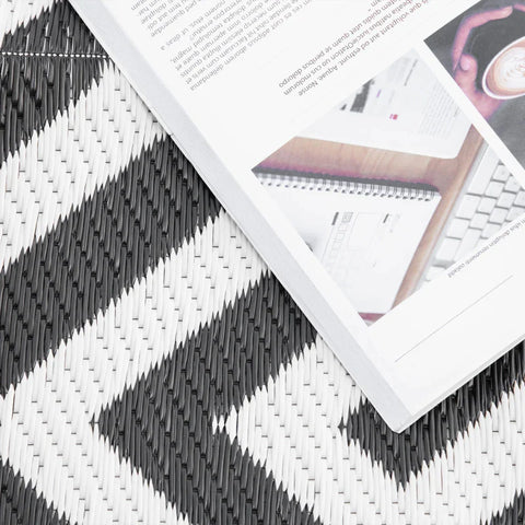 Rootz Outdoor Rug - Reversible - Durable - Edge To Prevent Fraying - Black + White - 121 x 182 cm